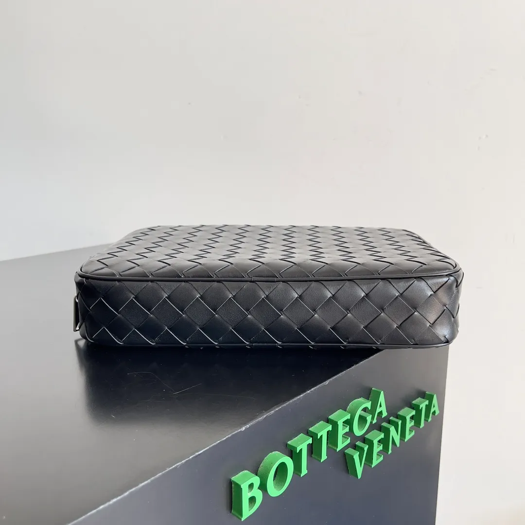 Batch 1720 BV's new men's cowhide woven handbag Storage bag Ding dong🔔, I don't need to say more about how popular this men's handbag is. The large capacity meets the storage needs to the greatest extent, and the simple and elegant appearance highlights fashion and charm. Style number: 765804 Size: 26*17*5cm